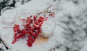 Preview wallpaper branches, berries, candles, snow