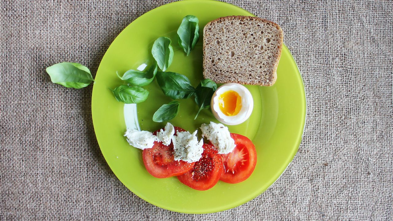 Wallpaper bread, egg, tomatoes, basil, cheese