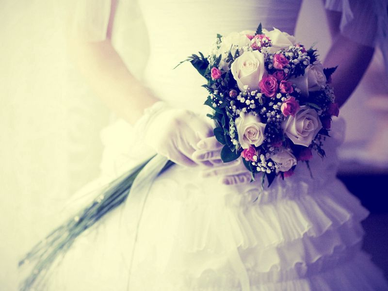 Download wallpaper 800x600 bride, bouquet, flowers, gloves, wedding pocket pc, pda hd background