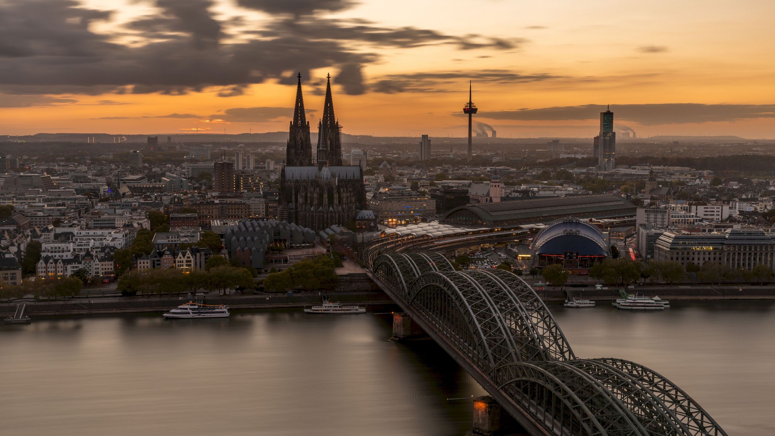 Download wallpaper 2560x1440 bridge, architecture, gothic, cologne