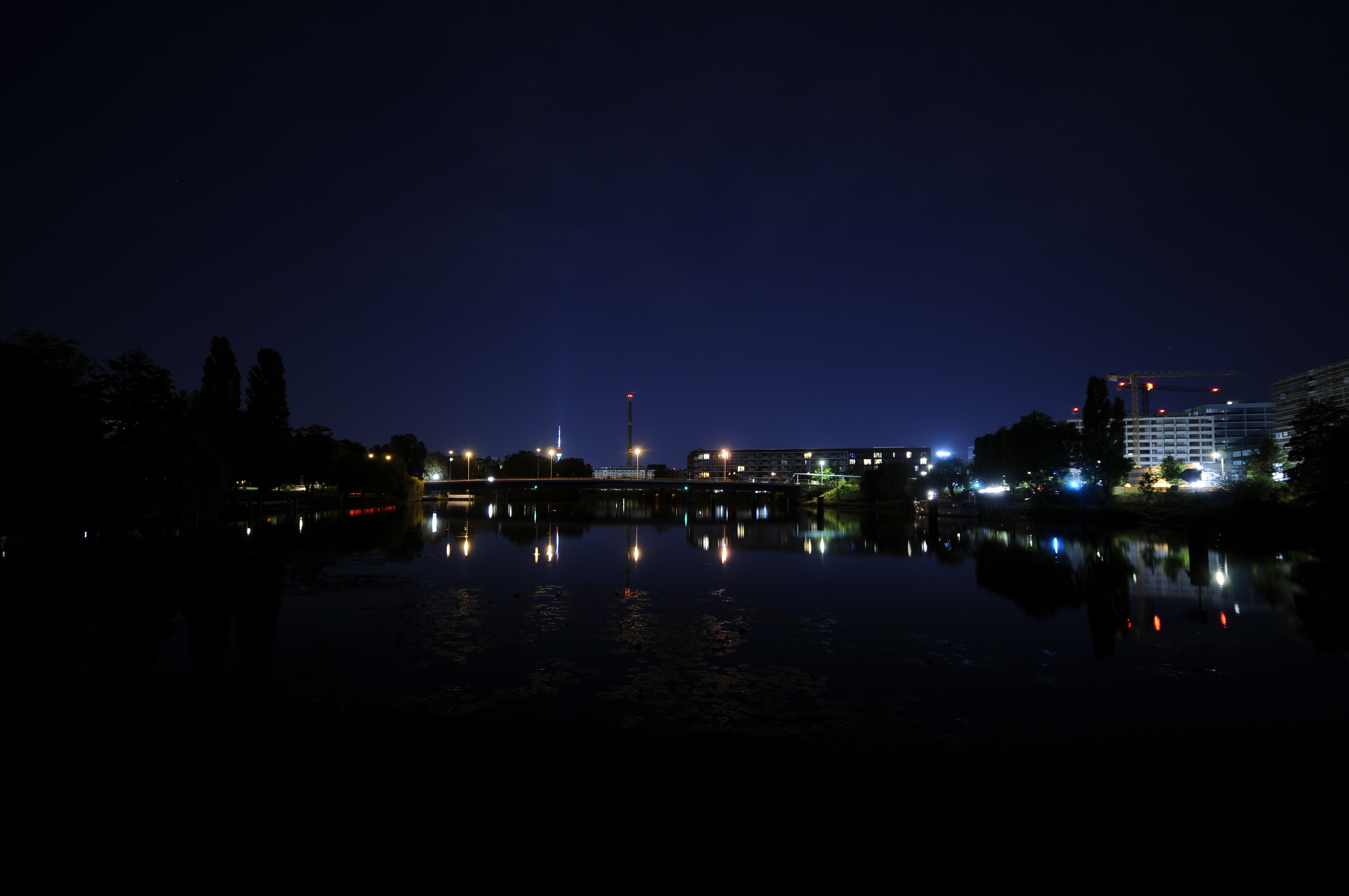 Main night. Река ночью. Река в ночном городе. Мост ночью. Ночной рабочий стол.