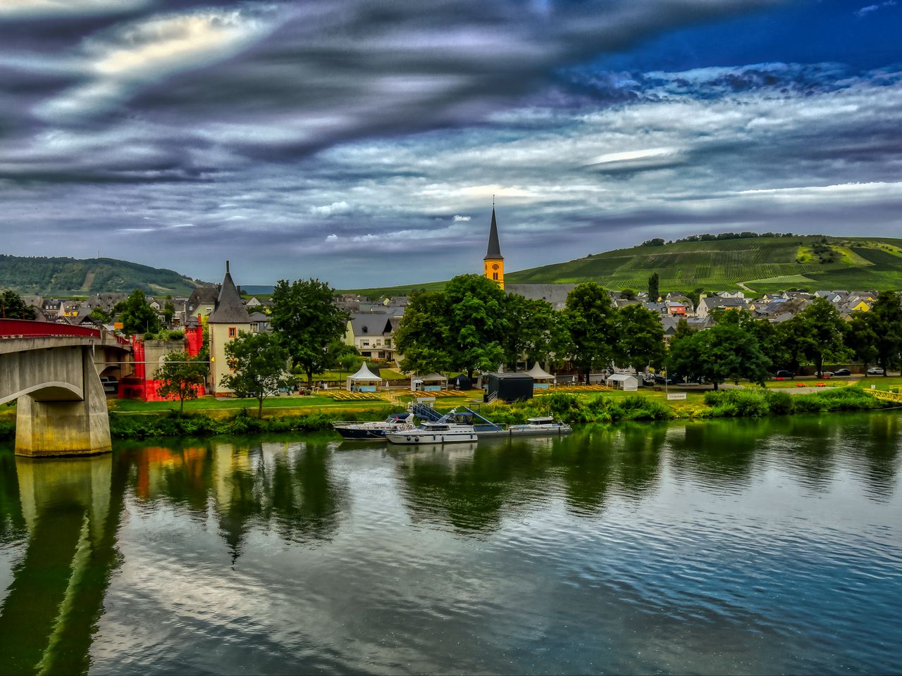 1280x960 Wallpaper bridge, river, motor ships, buildings, trees, clouds, landscape