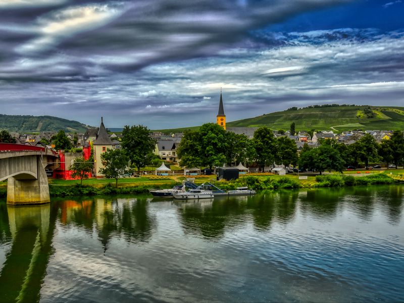 800x600 Wallpaper bridge, river, motor ships, buildings, trees, clouds, landscape