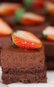 Preview wallpaper brownie, chocolate, strawberry, berries, dessert