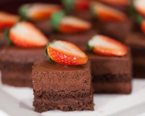 Preview wallpaper brownie, chocolate, strawberry, berries, dessert