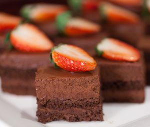 Preview wallpaper brownie, chocolate, strawberry, berries, dessert