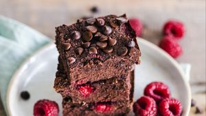 Preview wallpaper brownie, dessert, chocolate, berries