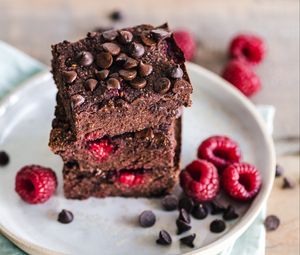 Preview wallpaper brownie, dessert, chocolate, berries