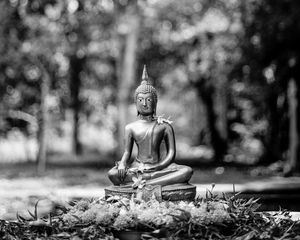 Preview wallpaper buddha, figurine, bw