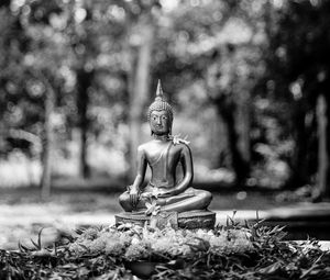 Preview wallpaper buddha, figurine, bw