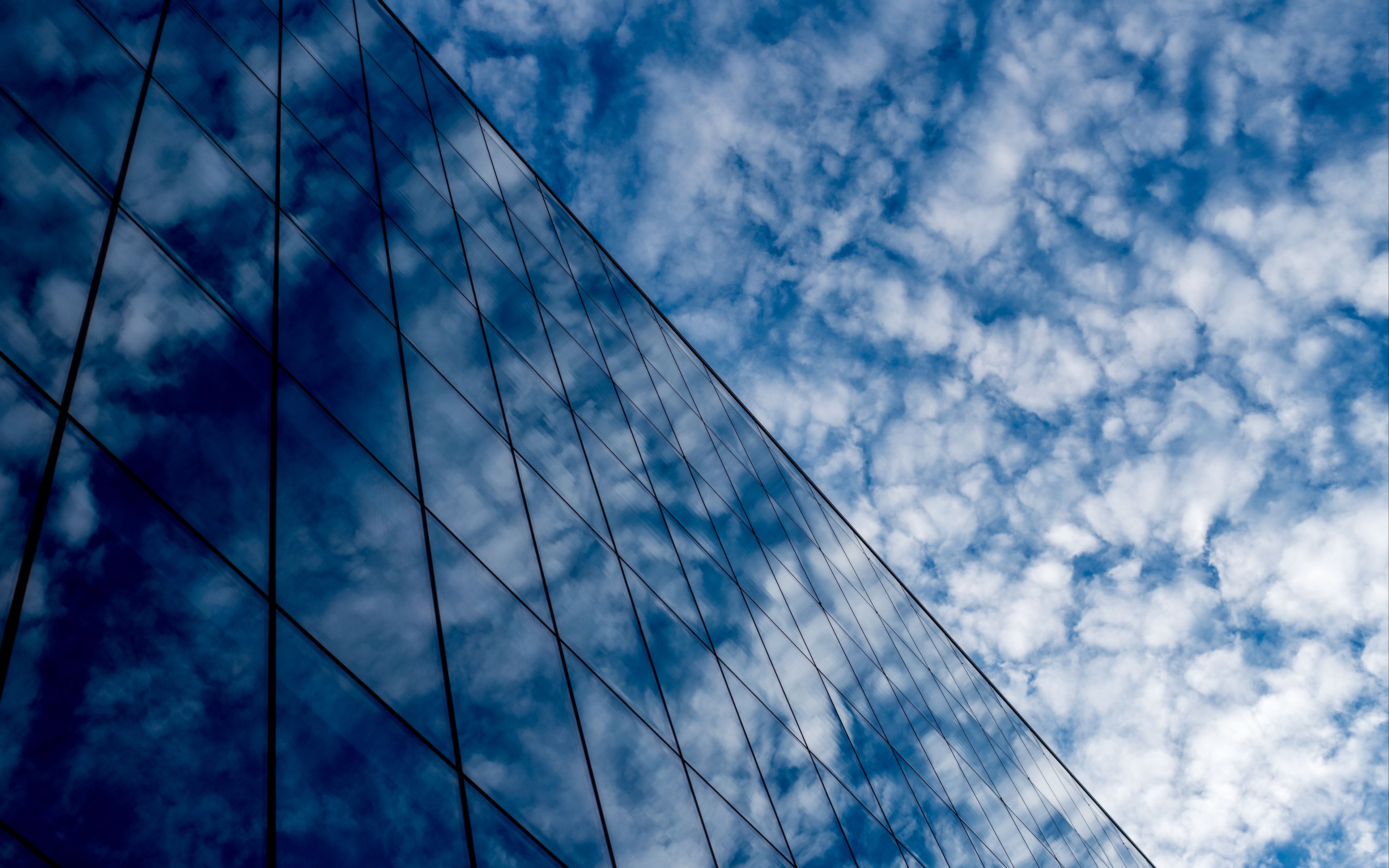 Download wallpaper 3840x2400 building, clouds, reflection, glass ...