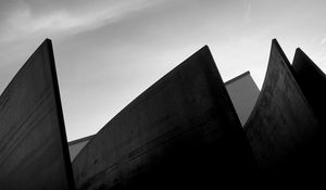 Preview wallpaper building, edges, peaks, black and white