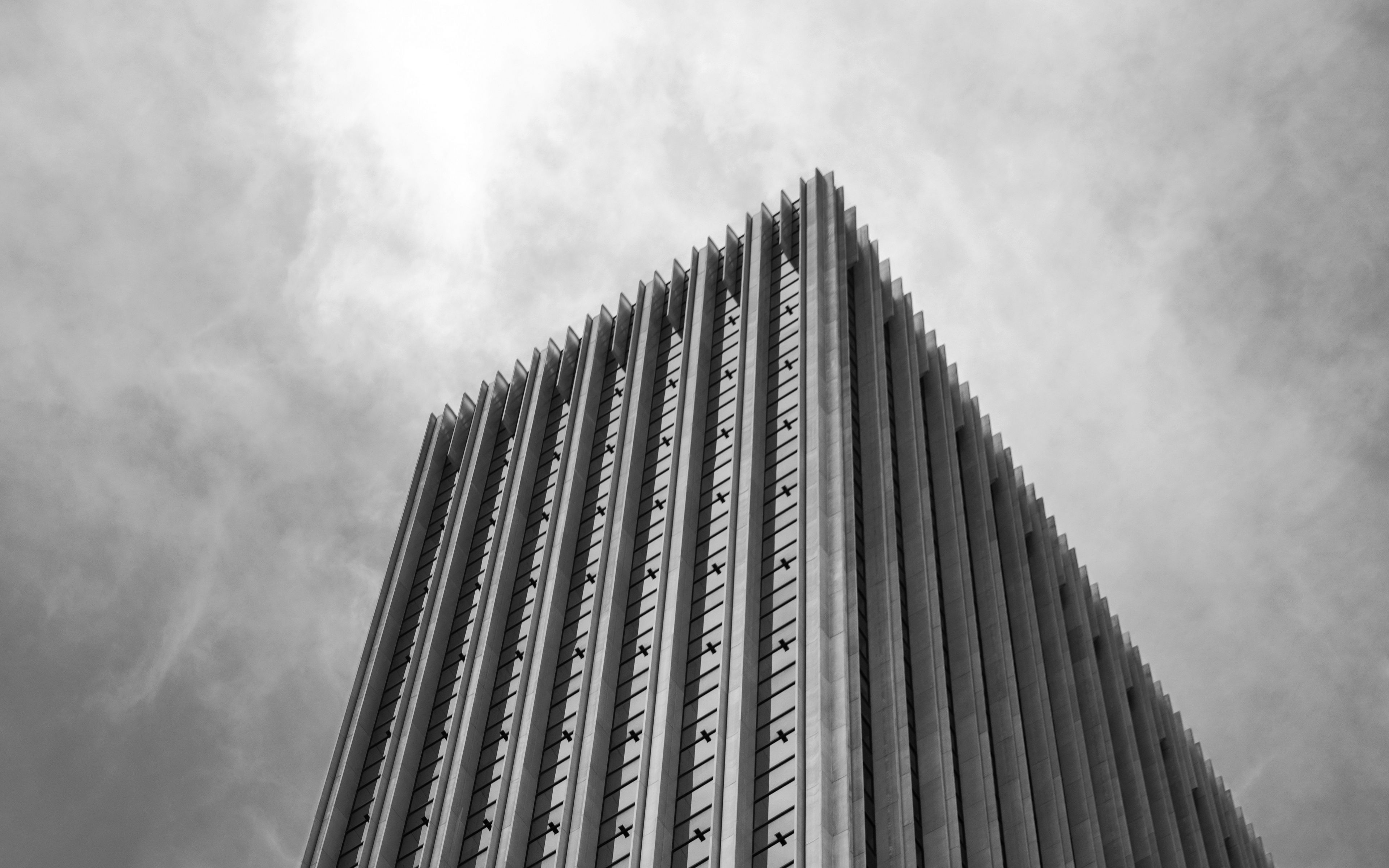 Download wallpaper 3840x2400 building, facade, black and white, edges ...