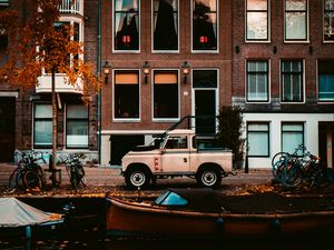 Preview wallpaper building, facade, car, pickup, old