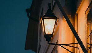 Preview wallpaper building, lantern, glow, evening