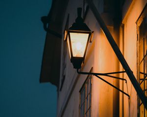 Preview wallpaper building, lantern, glow, evening
