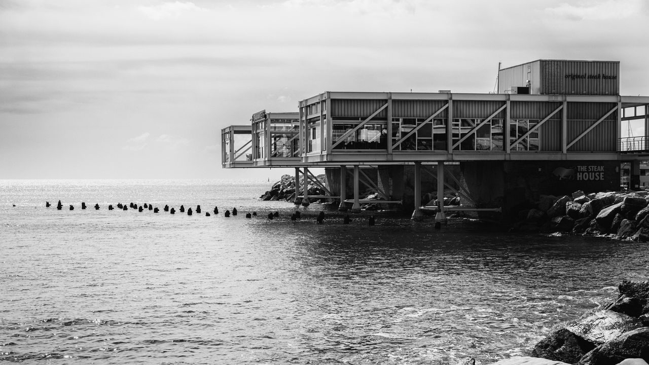 Wallpaper building, pilings, architecture, sea, black and white