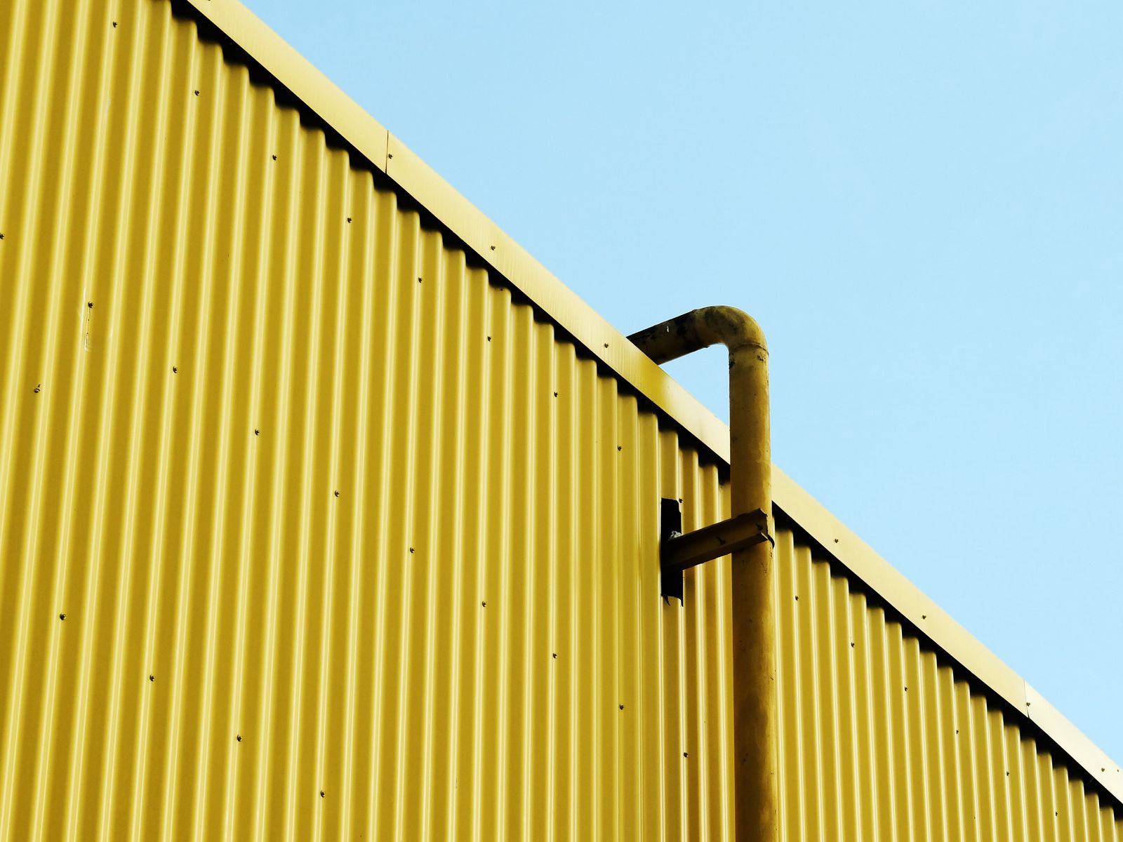 1600x1200 Wallpaper building, pipe, yellow, minimalism