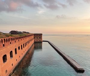 Preview wallpaper building, pool, sea, grass