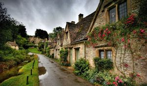 Preview wallpaper building, sky, grass, footpath