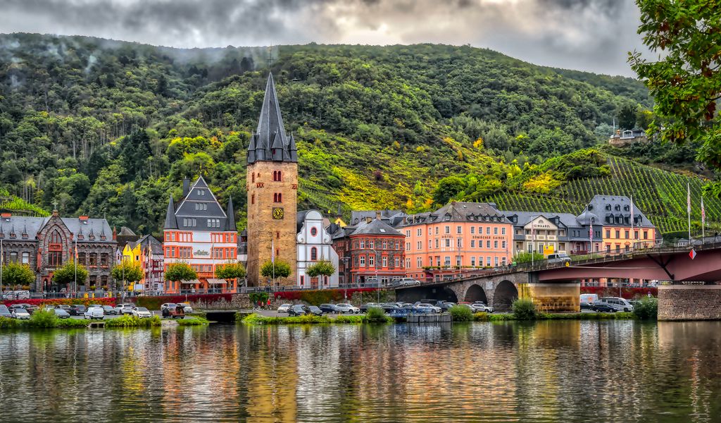 1024x600 Wallpaper buildings, bridge, river, mountains, clouds, city