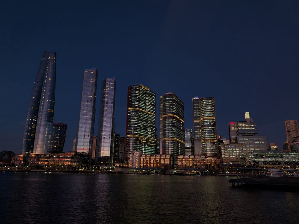 1024x768 Wallpaper buildings, city, river, bridge, evening, night, dark