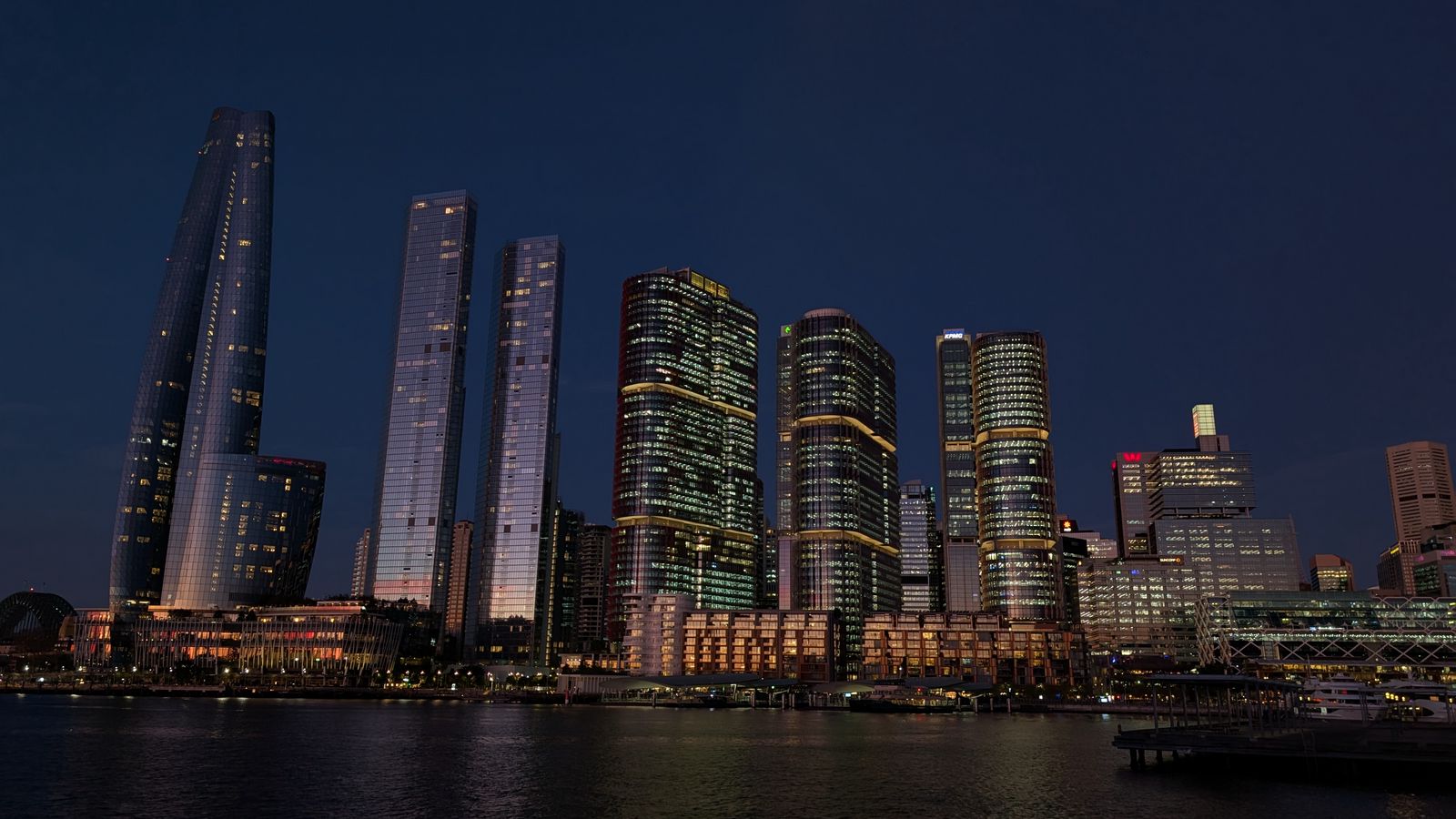 1600x900 Wallpaper buildings, city, river, bridge, evening, night, dark