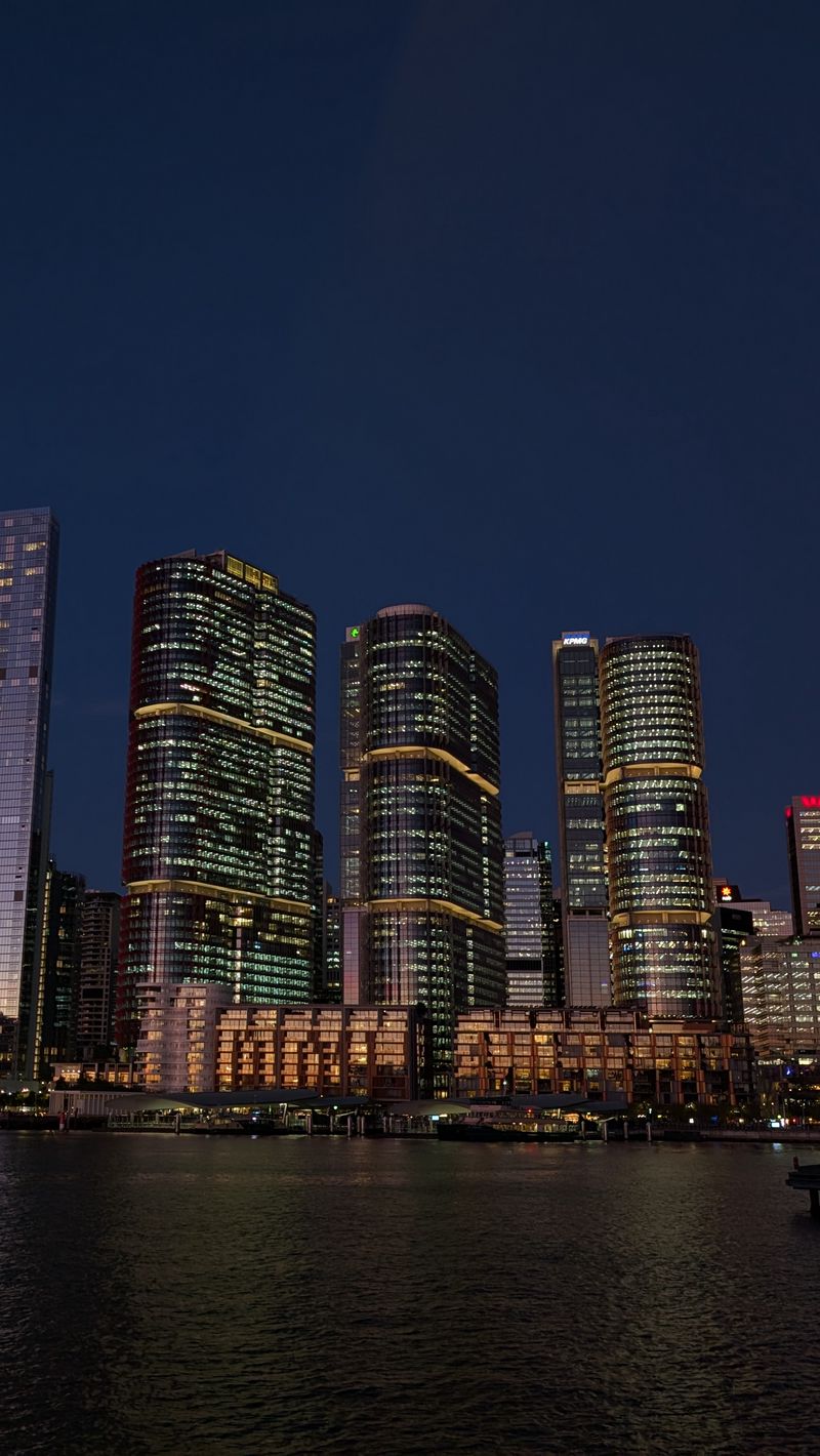 800x1420 Wallpaper buildings, city, river, bridge, evening, night, dark