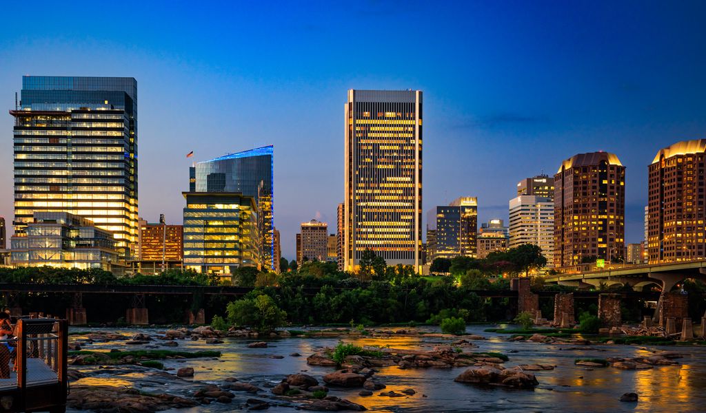 1024x600 Wallpaper buildings, river, bridge, light, city, dark