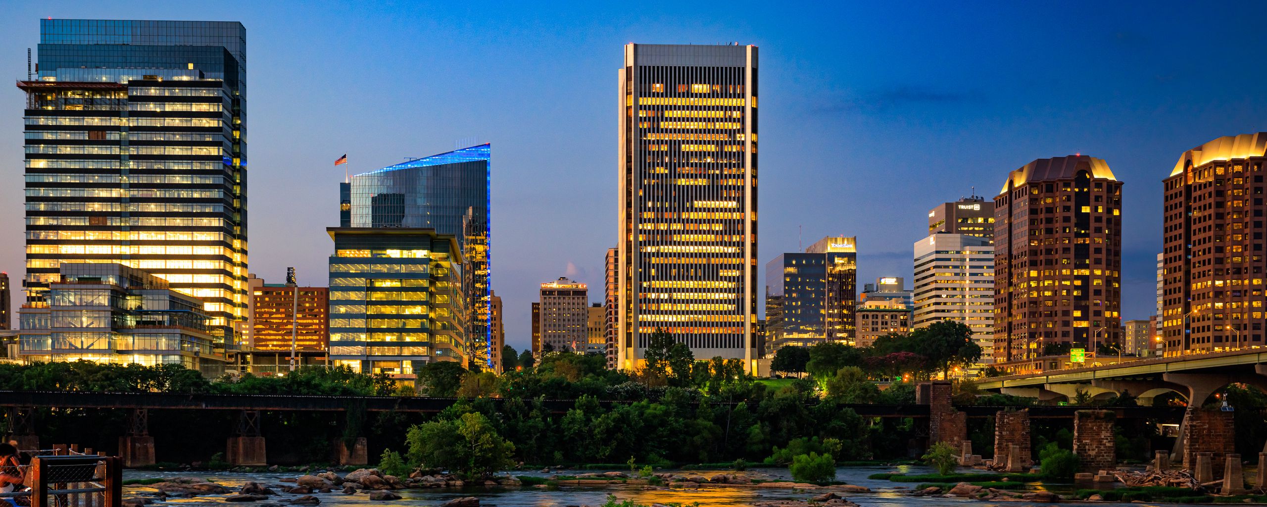 2560x1024 Wallpaper buildings, river, bridge, light, city, dark