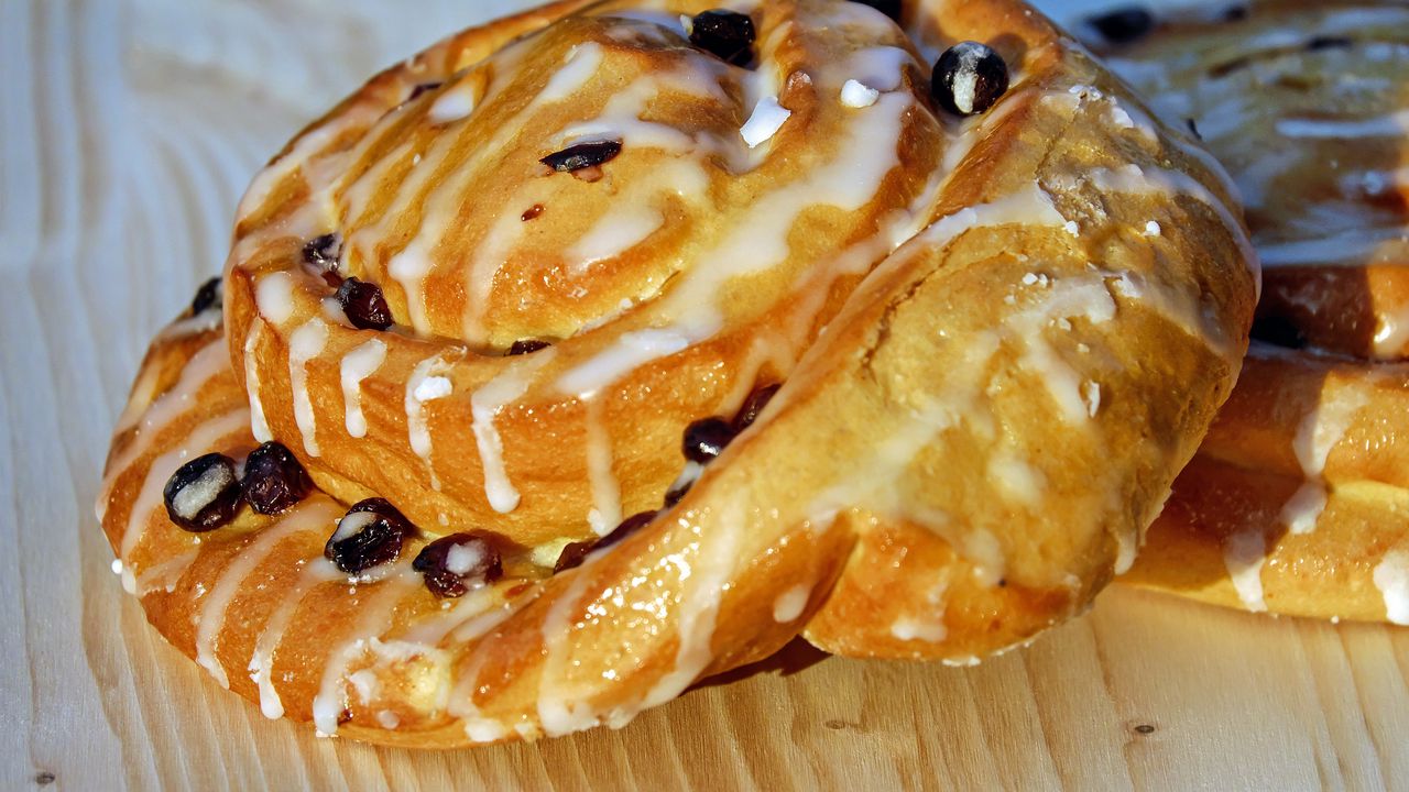 Wallpaper bun, raisins, glaze, pastry