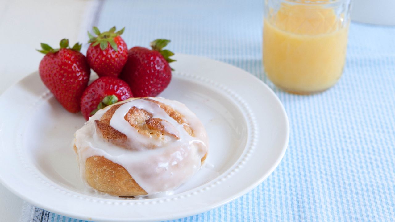 Wallpaper bun, strawberry, berries, dessert