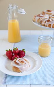 Preview wallpaper bun, strawberry, berries, dessert