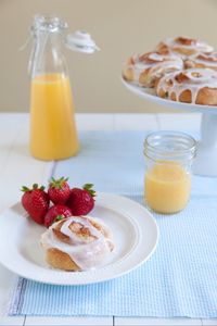 Preview wallpaper bun, strawberry, berries, dessert