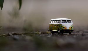 Preview wallpaper bus, branch, leaves, macro