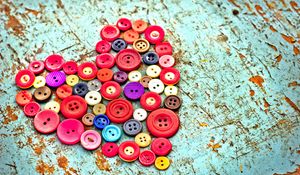 Preview wallpaper buttons, heart, wooden background