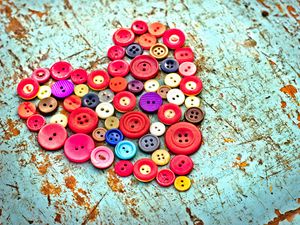 Preview wallpaper buttons, heart, wooden background