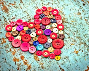 Preview wallpaper buttons, heart, wooden background