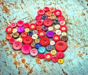 Preview wallpaper buttons, heart, wooden background