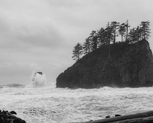 Preview wallpaper bw, rocks, waves, spray