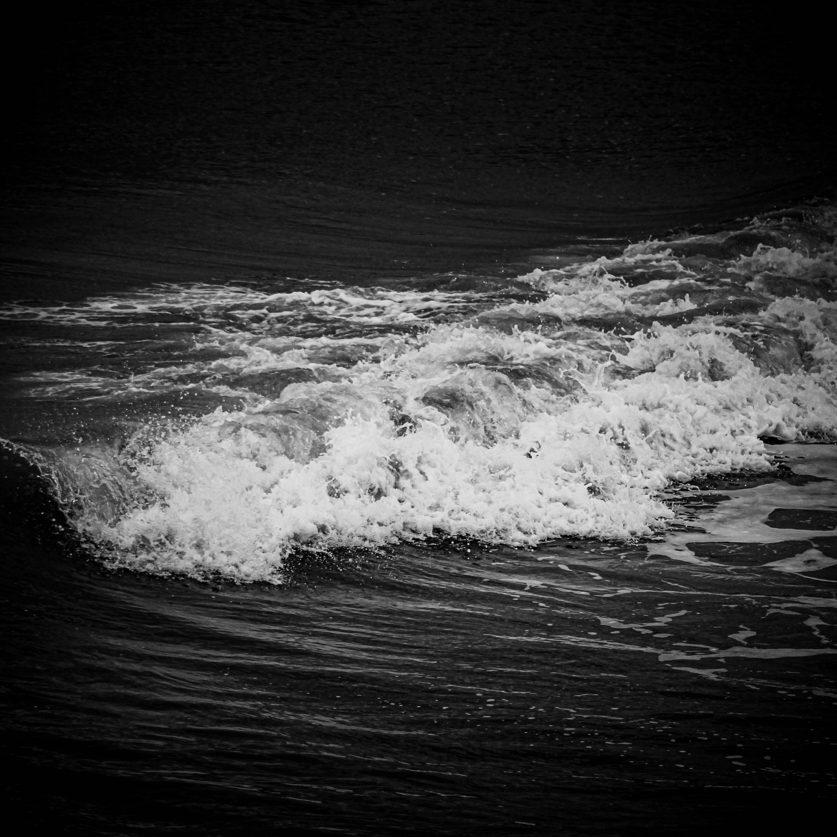 Текст черные волны. Чёрно белые Воллны. Вода черная волны. Черно белые волны. Море в черно белом стиле.