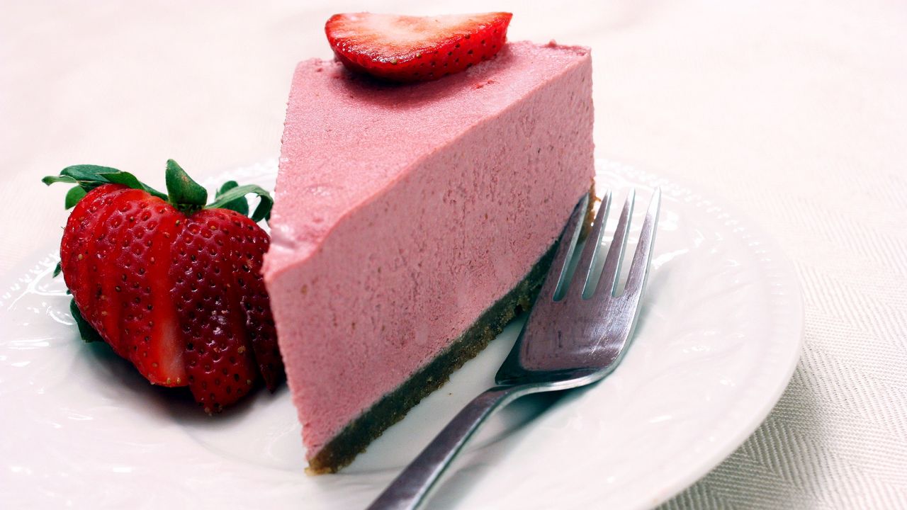 Wallpaper cake, air, strawberries, dessert
