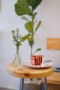 Preview wallpaper cake, dessert, plate, vase, bouquet