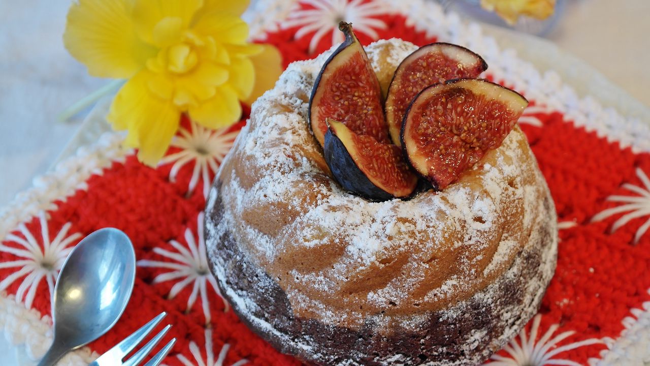 Wallpaper cake, figs, sugar powder, flowers