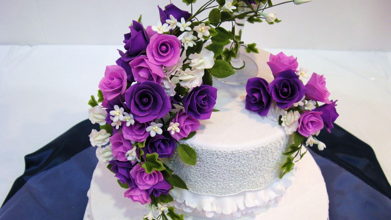 Download wallpaper 1366x768 cake, flowers, decoration, sweet tablet