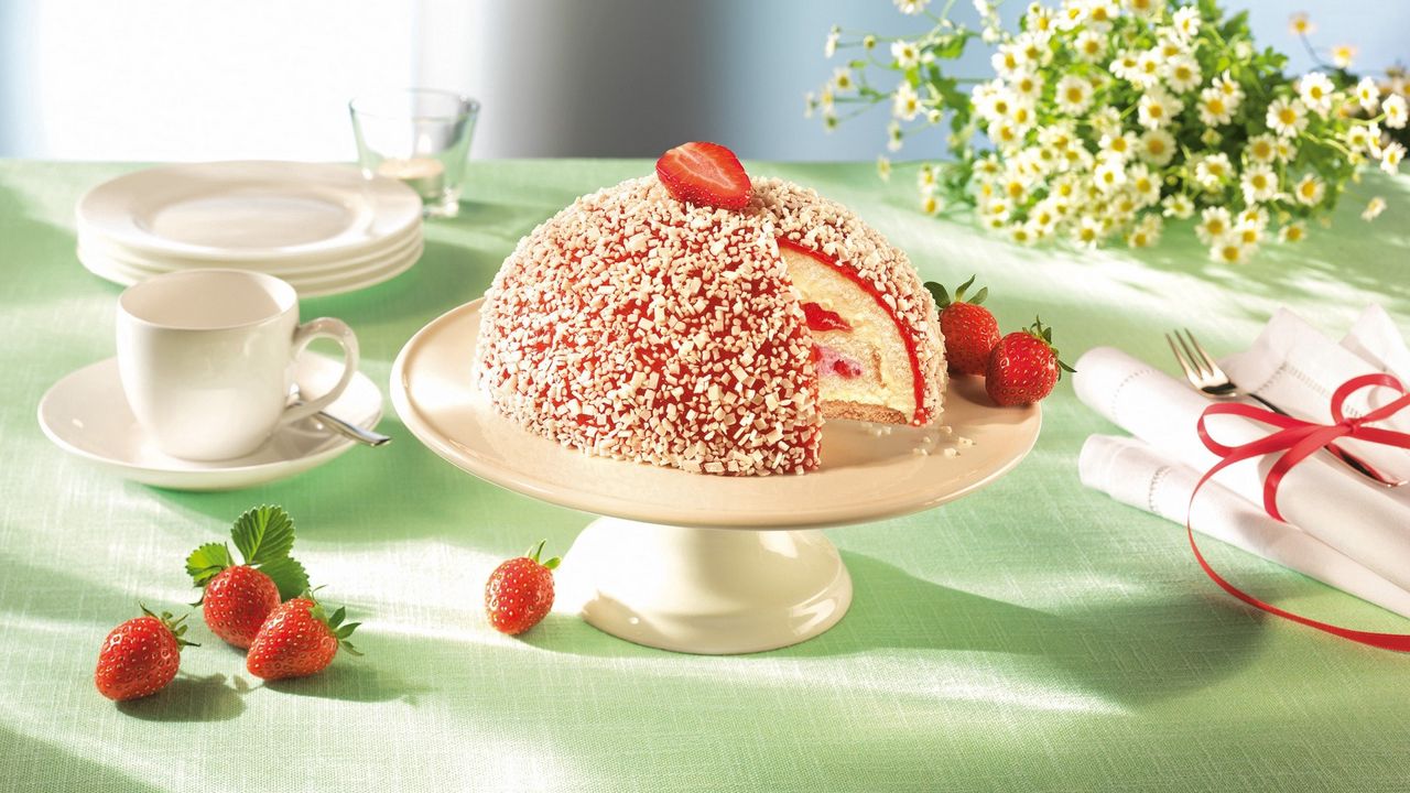 Wallpaper cake, strawberries, dishes