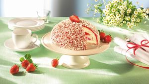 Preview wallpaper cake, strawberries, dishes