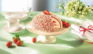 Preview wallpaper cake, strawberries, dishes