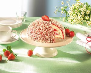 Preview wallpaper cake, strawberries, dishes