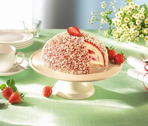Preview wallpaper cake, strawberries, dishes